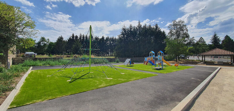 Aire de jeux inclusive, sol amortissantproplay + gazon synthétique M23 Eurofield sablé.